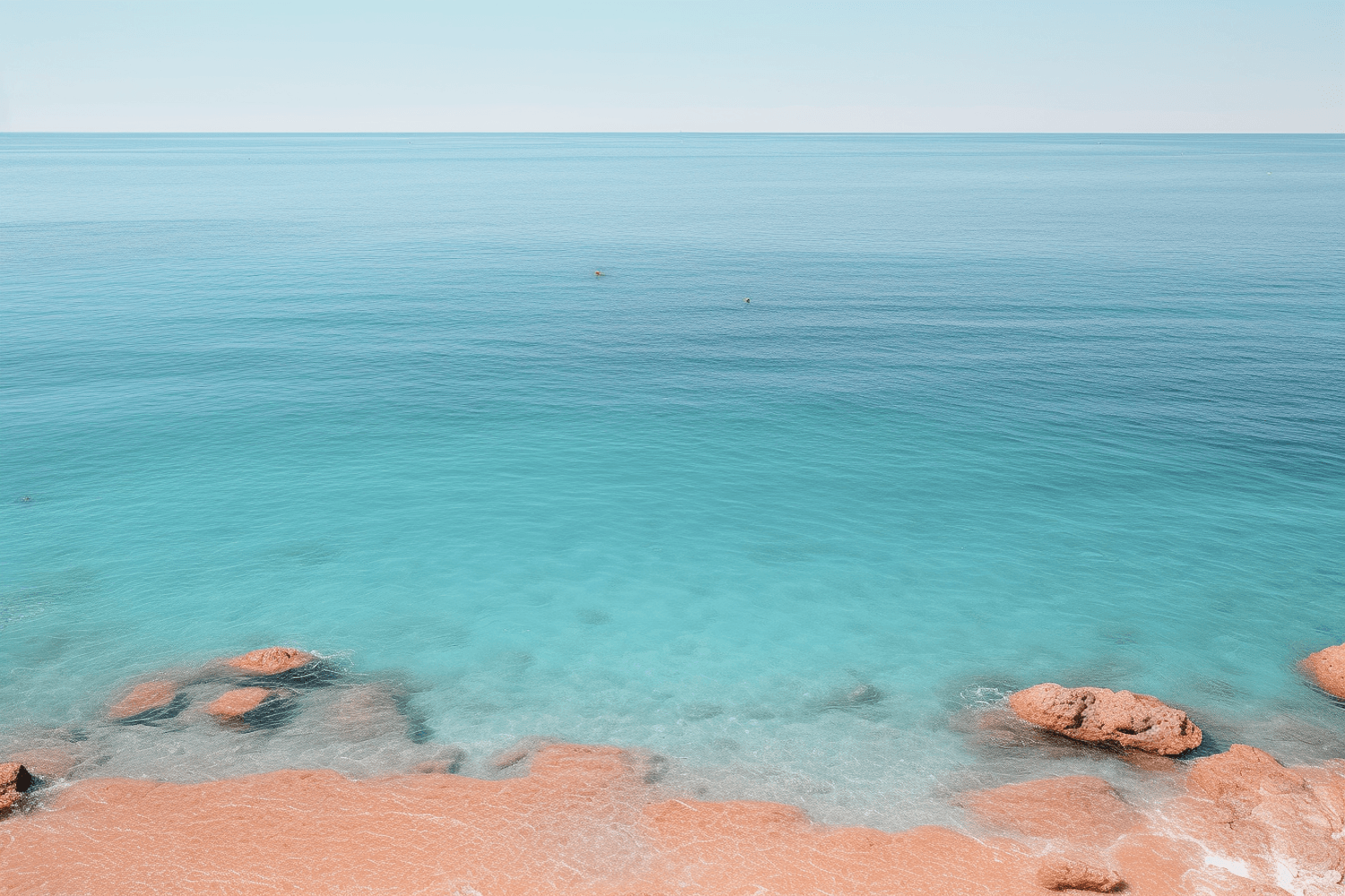 Sandstrand mit türkisfarbenem Meer